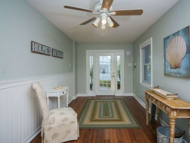 Bradenton Beach 3 Bedroom Home, Walk to Beach