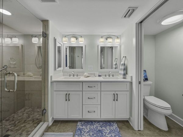 Coastal Elegance: Renovated 2-Bedroom Condo Right On the Beach