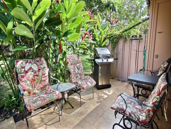 Lahaina Vacation Condo Sleeps Eight Guests.