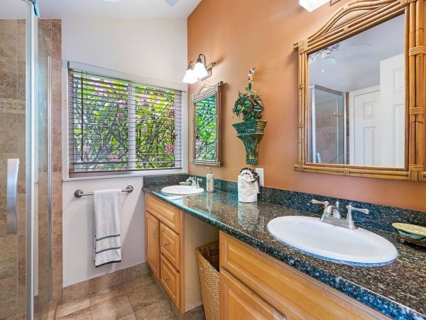 Lahaina Vacation Condo Sleeps Eight Guests.