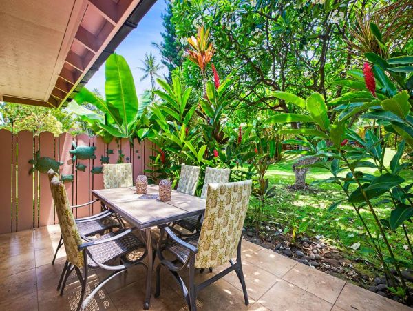 Lahaina Vacation Condo Sleeps Eight Guests.