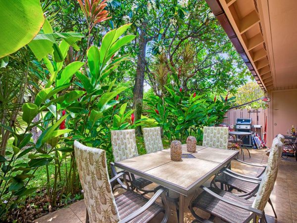 Lahaina Vacation Condo Sleeps Eight Guests.