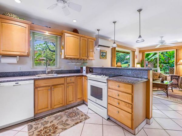 Lahaina Vacation Condo Sleeps Eight Guests.