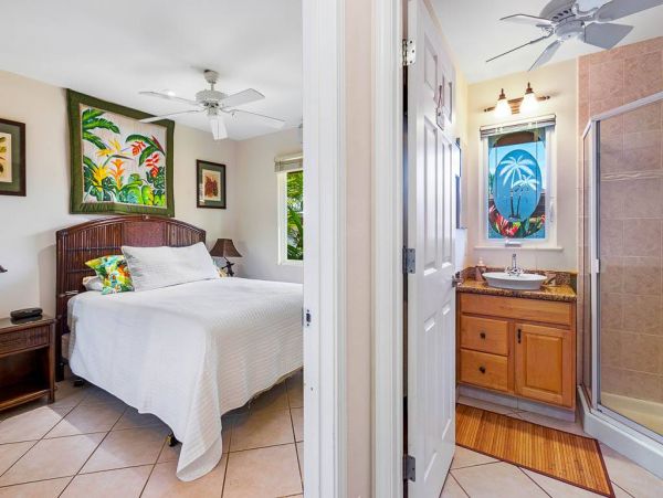Lahaina Vacation Condo Sleeps Eight Guests.