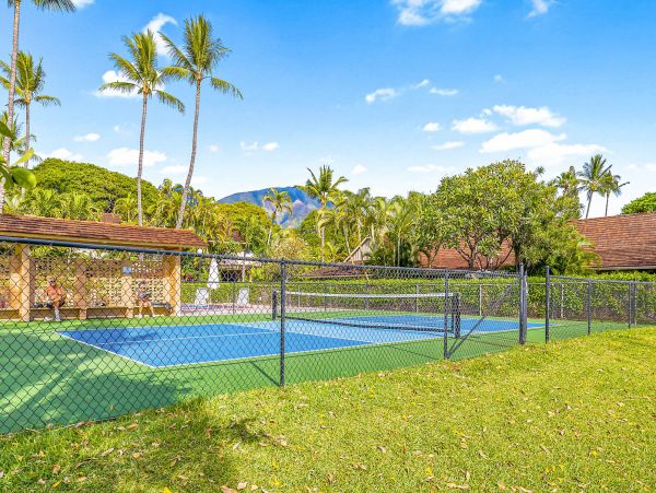 Lahaina Vacation Condo Sleeps Eight Guests.