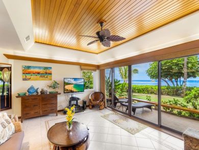 Two Bedrooms Oceanfront Condo in Lahaina Two Bedrooms Oceanfront Condo in Lahaina