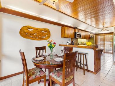 Two Bedrooms Oceanfront Condo in Lahaina Two Bedrooms Oceanfront Condo in Lahaina