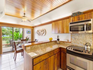 Two Bedrooms Oceanfront Condo in Lahaina Two Bedrooms Oceanfront Condo in Lahaina