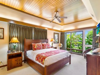 Two Bedrooms Oceanfront Condo in Lahaina Two Bedrooms Oceanfront Condo in Lahaina