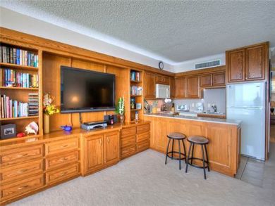 Lahaina Vacation Condo Sleeps Two Guests.