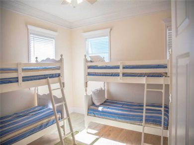 Santa Rosa Beach Vacation Home Sleeps Sixteen Guests.