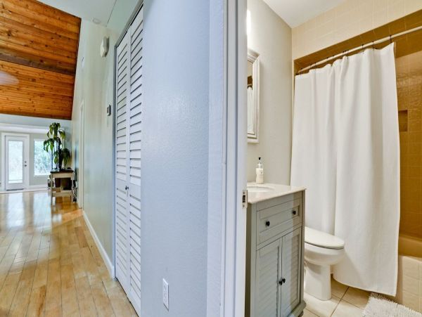 Bradenton Vacation Condo Close to Beach Sleeps Four Guests.
