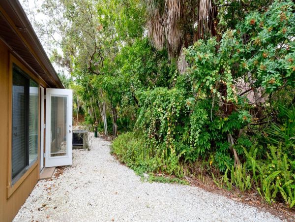 Bradenton Vacation Condo Close to Beach Sleeps Four Guests.
