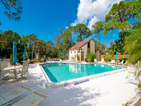 Bradenton Vacation Condo Close to Beach Sleeps Four Guests.