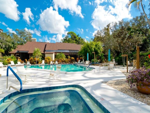 Bradenton Vacation Condo Close to Beach Sleeps Four Guests.