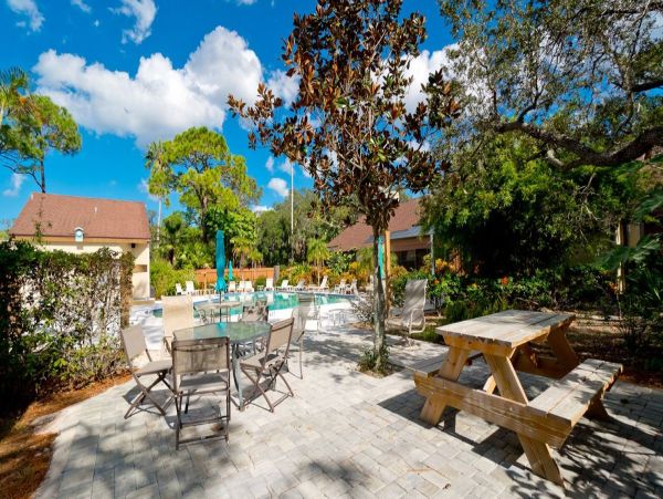 Bradenton Vacation Condo Close to Beach Sleeps Four Guests.