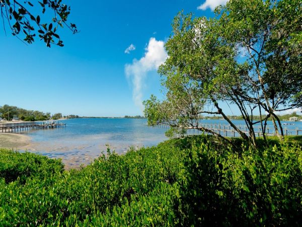 Bradenton Vacation Condo Close to Beach Sleeps Four Guests.