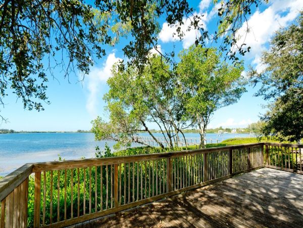 Bradenton Vacation Condo Close to Beach Sleeps Four Guests.