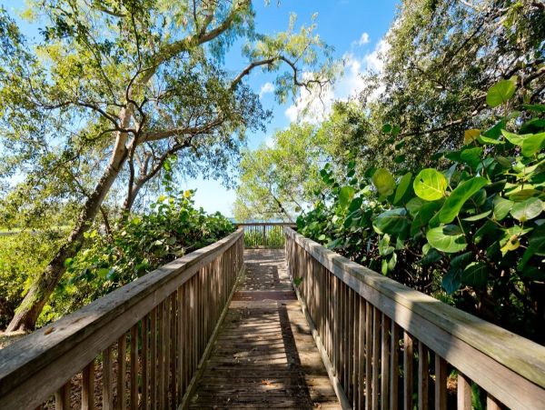 Bradenton Vacation Condo Close to Beach Sleeps Four Guests.