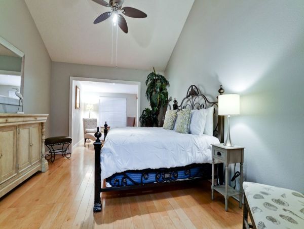 Bradenton Vacation Condo Close to Beach Sleeps Four Guests.