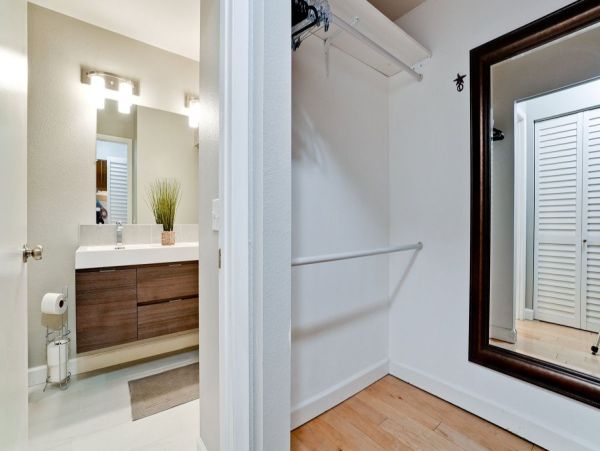 Bradenton Vacation Condo Close to Beach Sleeps Four Guests.