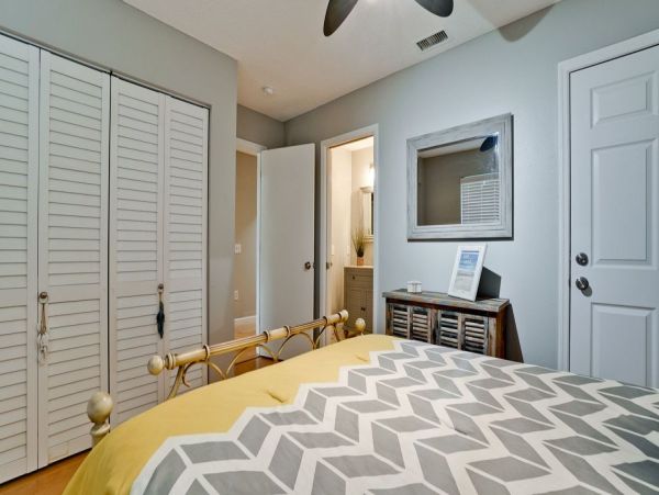 Bradenton Vacation Condo Close to Beach Sleeps Four Guests.