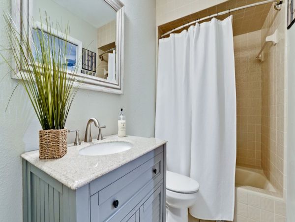 Bradenton Vacation Condo Close to Beach Sleeps Four Guests.