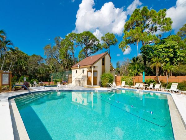 Bradenton Vacation Condo Close to Beach Sleeps Four Guests.