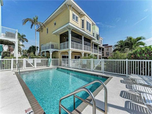 Bradenton Beach Townhome Across From Beach Bay View
