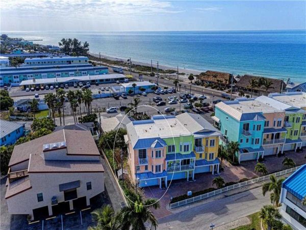Bradenton Beach Townhome Across From Beach Bay View