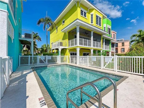 Bradenton Beach Townhome Across From Beach Bay View