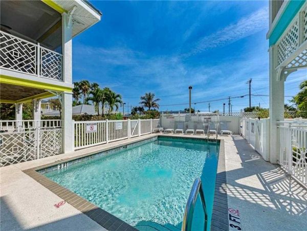 Bradenton Beach Townhome Across From Beach Bay View