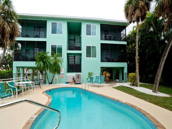 Two Bedrooms Vacation Condo in Holmes Beach