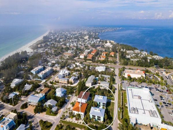 Two Bedrooms Vacation Condo in Holmes Beach