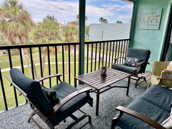 Two Bedrooms Vacation Condo in Holmes Beach