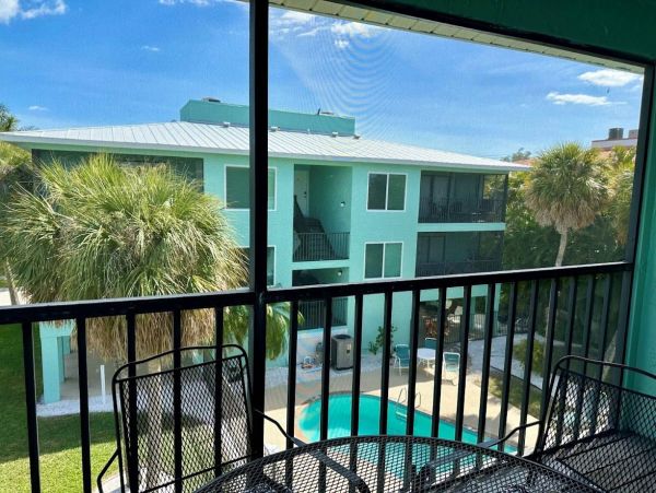 Two Bedrooms Vacation Condo in Holmes Beach