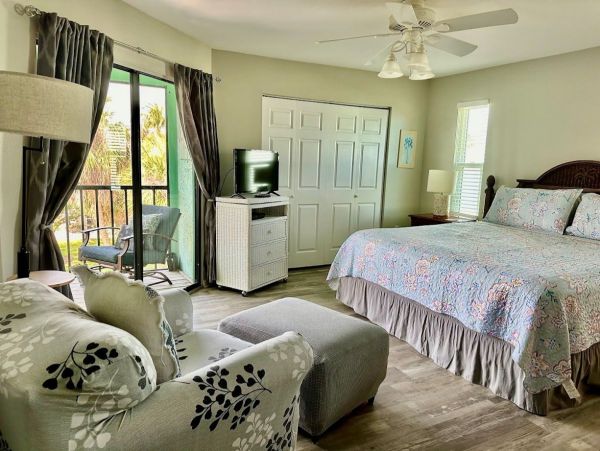 Two Bedrooms Vacation Condo in Holmes Beach
