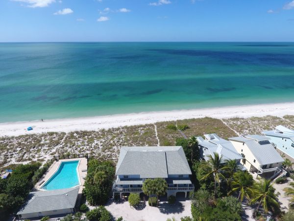 Two Bedroom Vacation Condo Right on the Beach