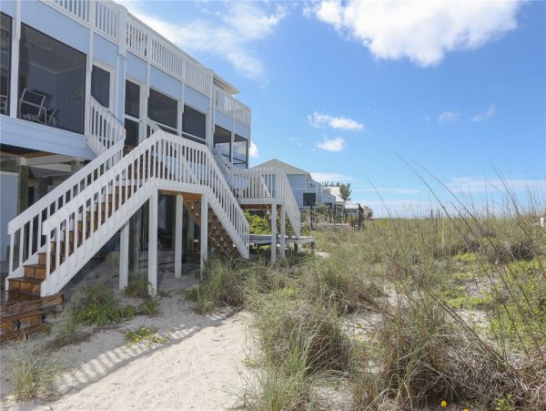 Two Bedroom Vacation Condo Right on the Beach