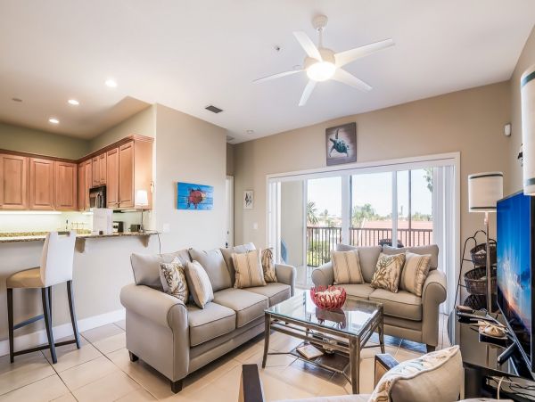 Beautiful 2 Bedroom 2 Bath Plus Den Condo in Bradenton Beach