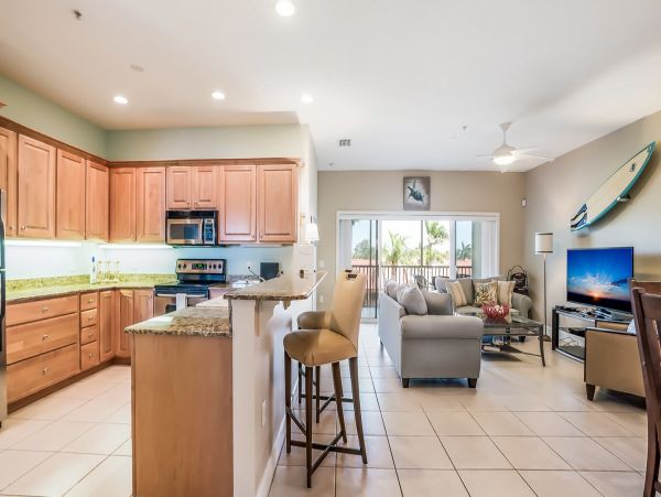 Beautiful 2 Bedroom 2 Bath Plus Den Condo in Bradenton Beach