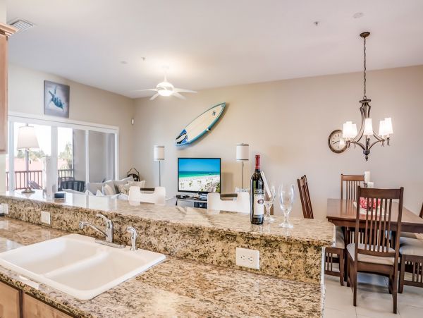 Beautiful 2 Bedroom 2 Bath Plus Den Condo in Bradenton Beach