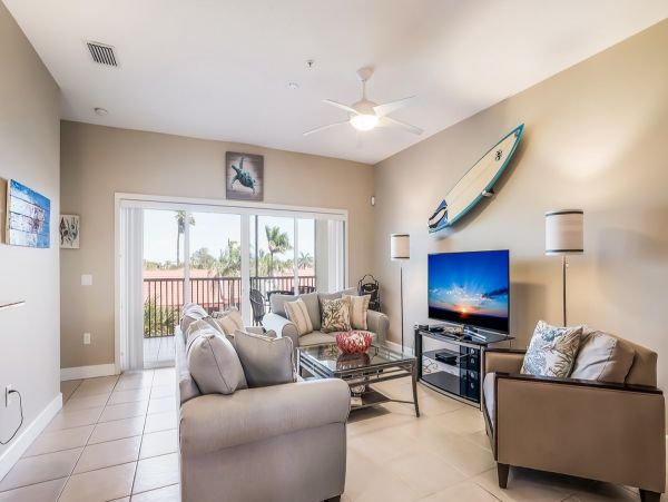 Beautiful 2 Bedroom 2 Bath Plus Den Condo in Bradenton Beach