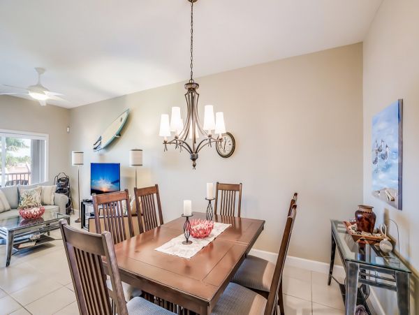 Beautiful 2 Bedroom 2 Bath Plus Den Condo in Bradenton Beach