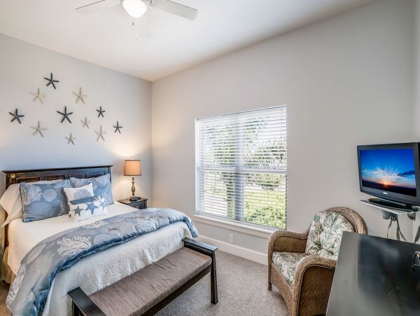 Beautiful 2 Bedroom 2 Bath Plus Den Condo in Bradenton Beach