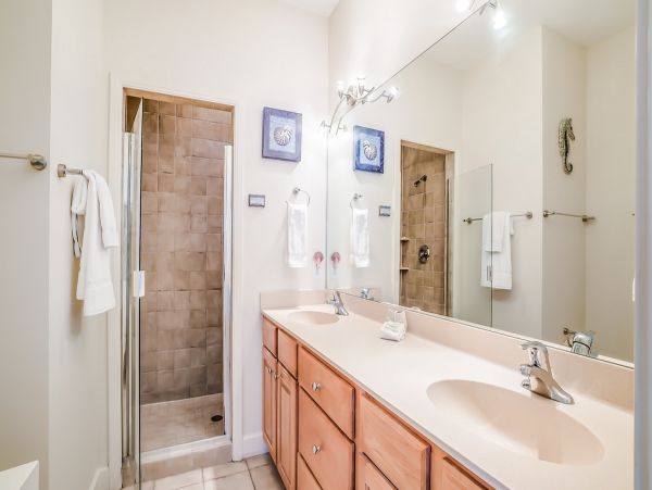 Beautiful 2 Bedroom 2 Bath Plus Den Condo in Bradenton Beach