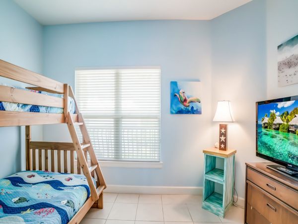 Beautiful 2 Bedroom 2 Bath Plus Den Condo in Bradenton Beach