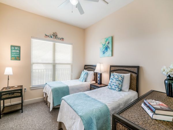 Beautiful 2 Bedroom 2 Bath Plus Den Condo in Bradenton Beach