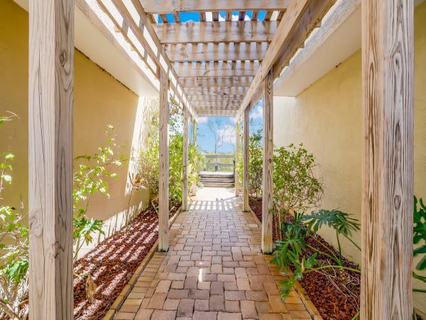 Beautiful 2 Bedroom 2 Bath Plus Den Condo in Bradenton Beach