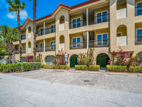 Beautiful 2 Bedroom 2 Bath Plus Den Condo in Bradenton Beach